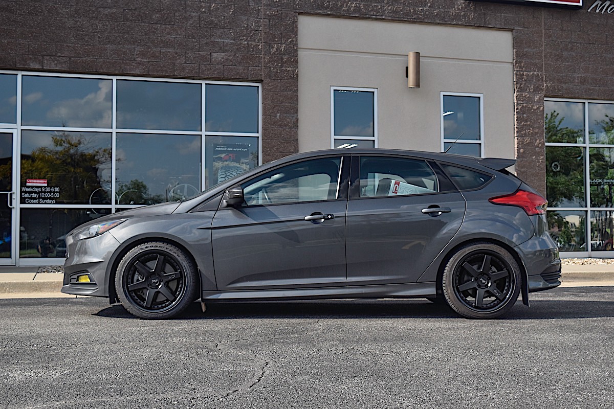 Ford Focus with Niche Sport Series Altair - M192